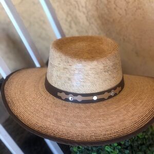 Round top hat palm hat